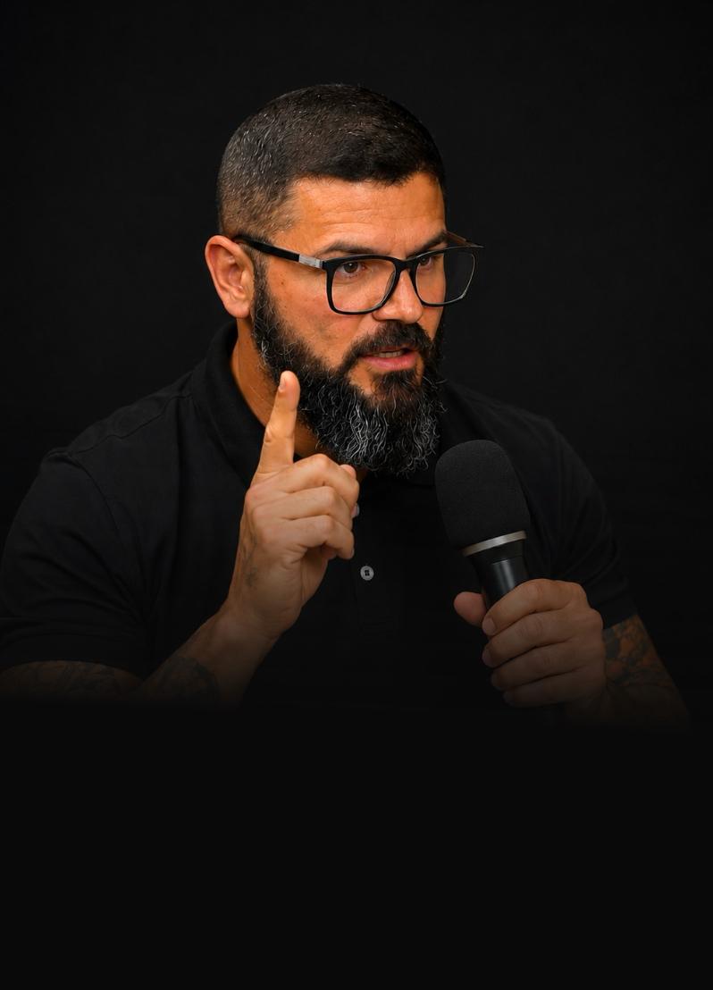Jonathas Feijó falando ao microfone